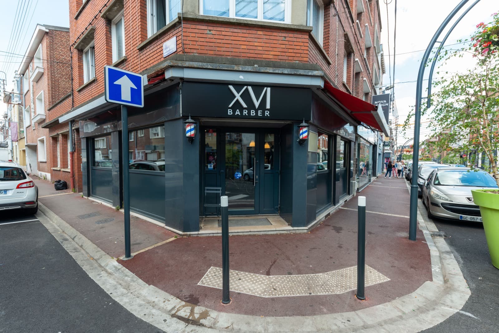 La devanture du salon, rue de la Paix