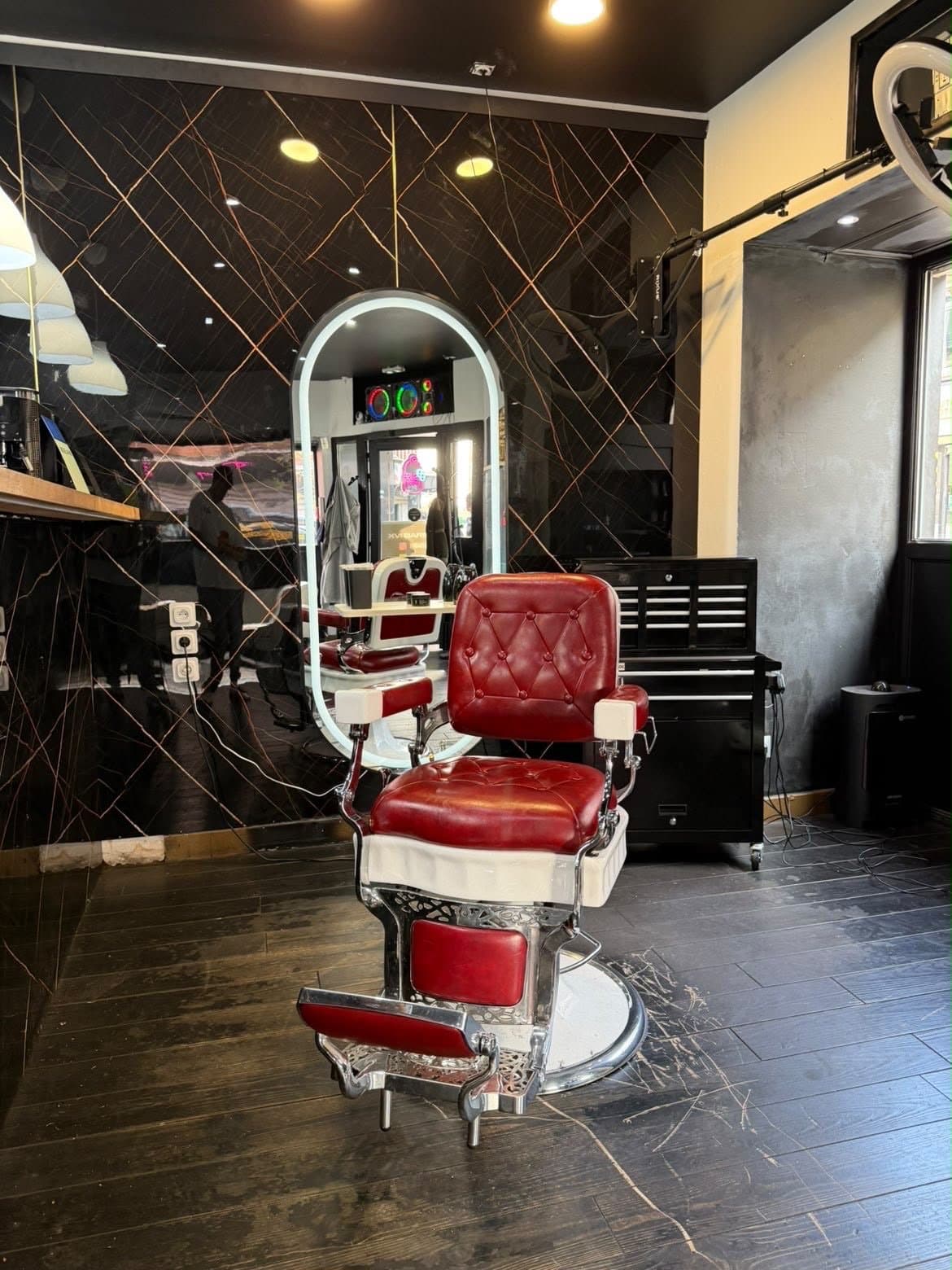 Le fauteuil de barbier et son miroir éclairé