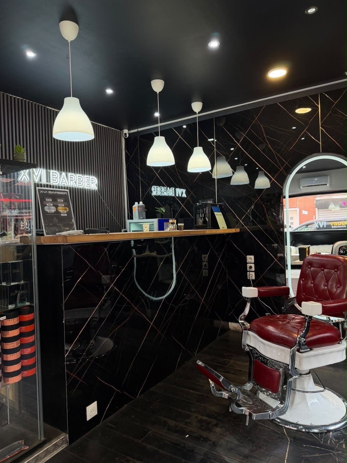 L'intérieur du salon XVI Barber, comptoir et fauteuil